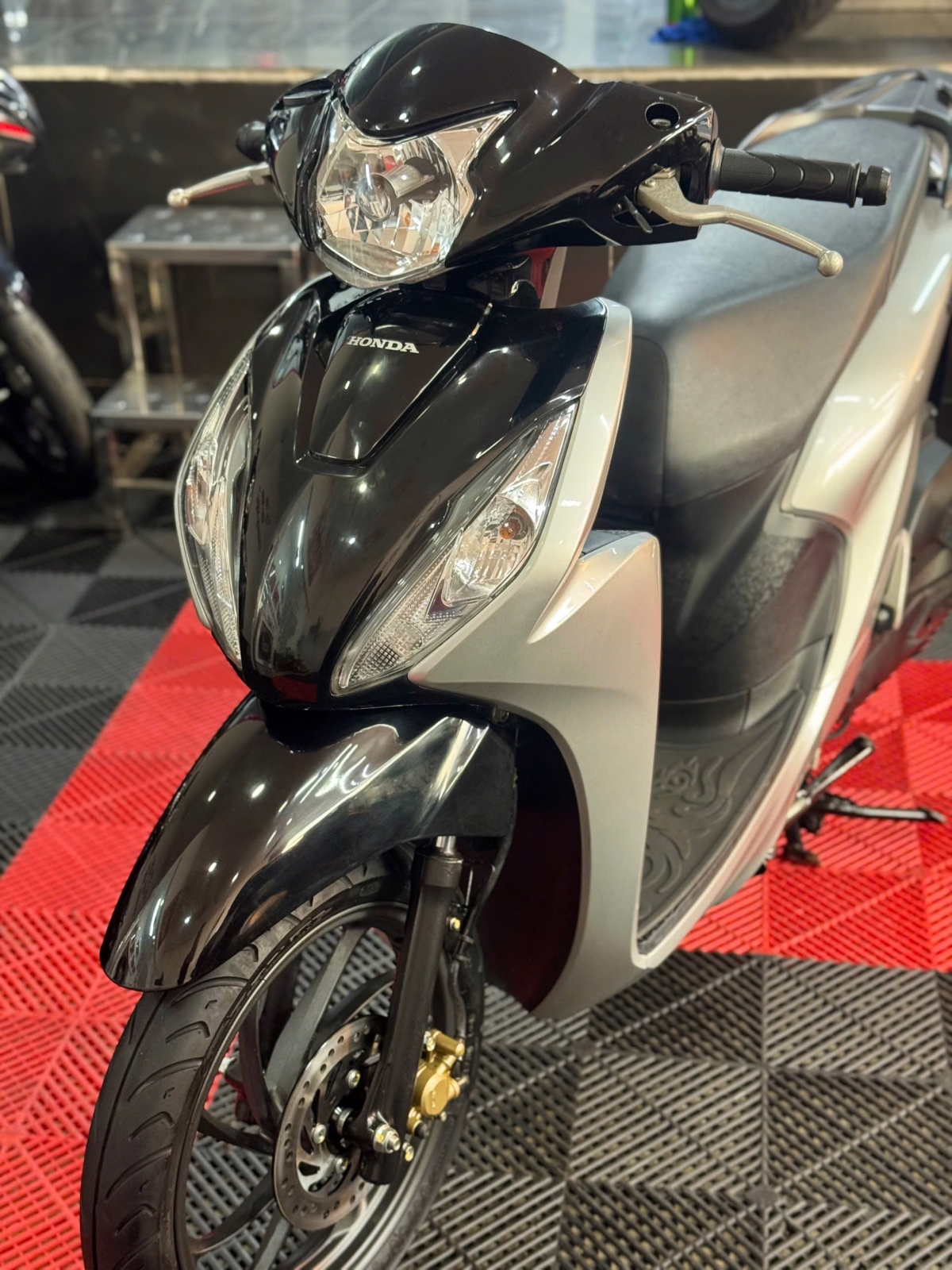 Vision 2024 Bạc Porche 83ZY-04901