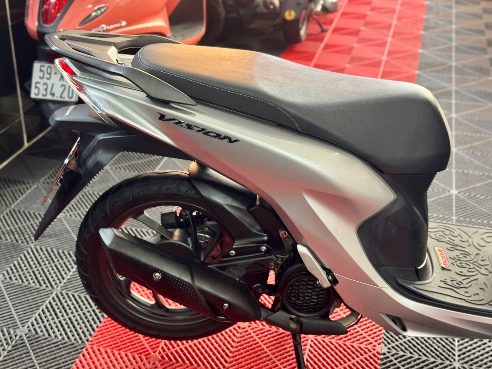 Vision 2024 Bạc Porche 83ZY-04901