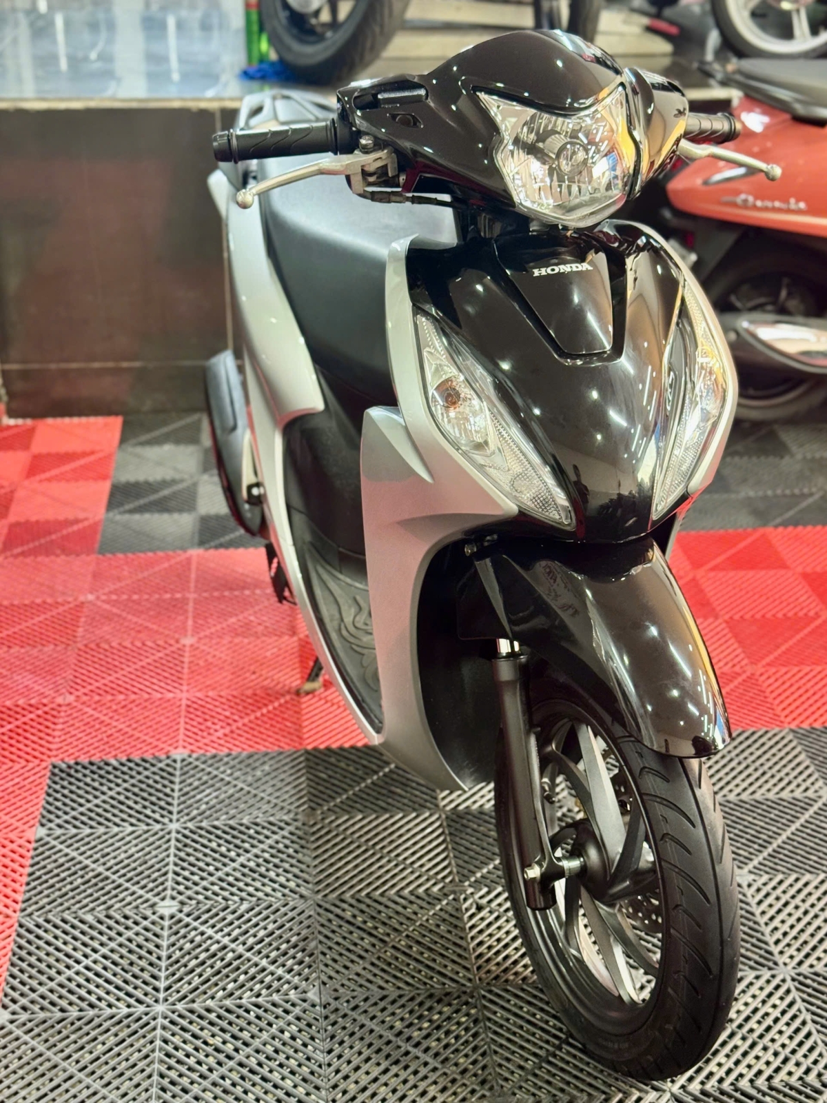 Vision 2024 Bạc Porche 83ZY-04901