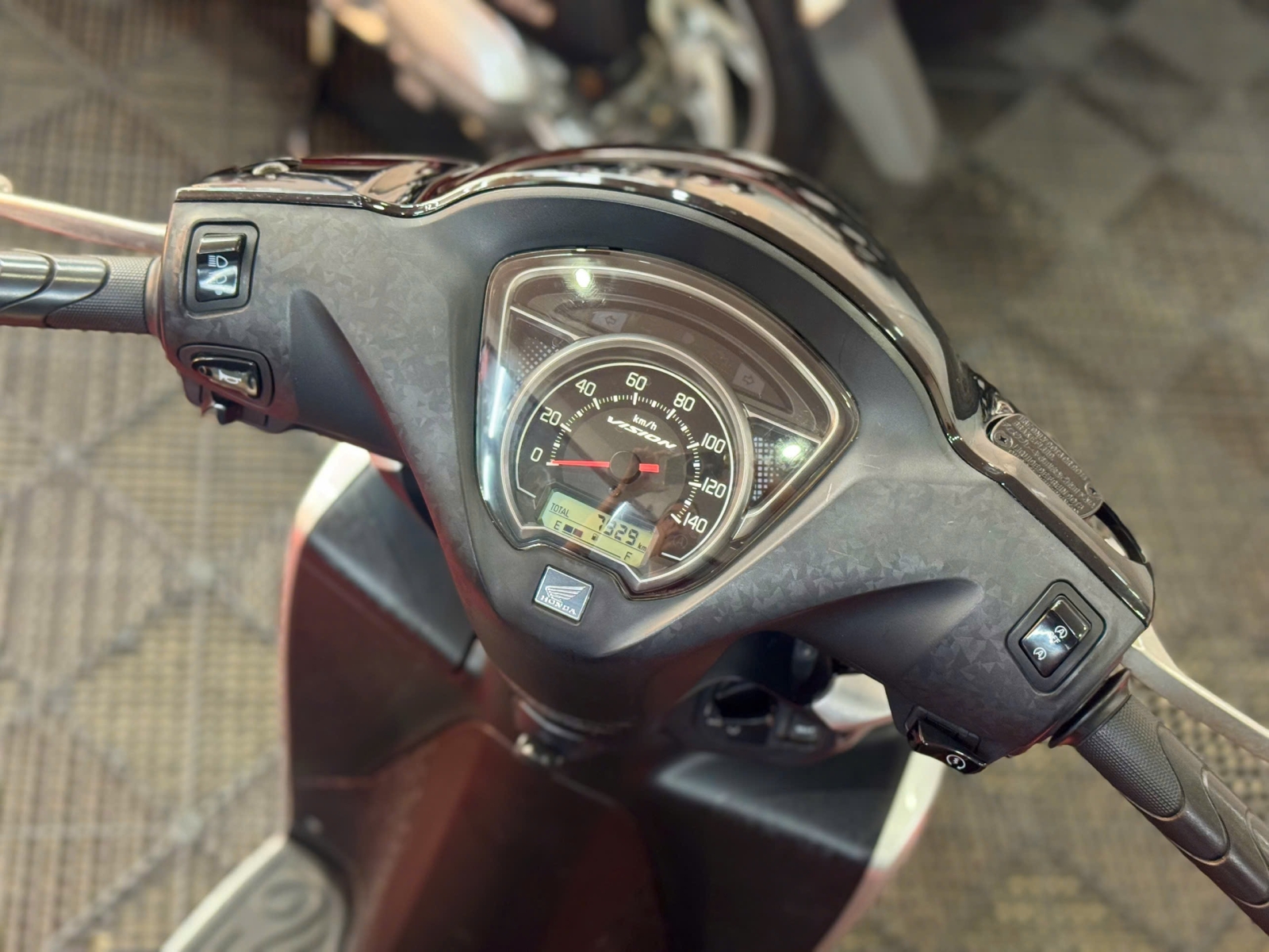 Vision 2024 Bạc Porche 83ZY-04901