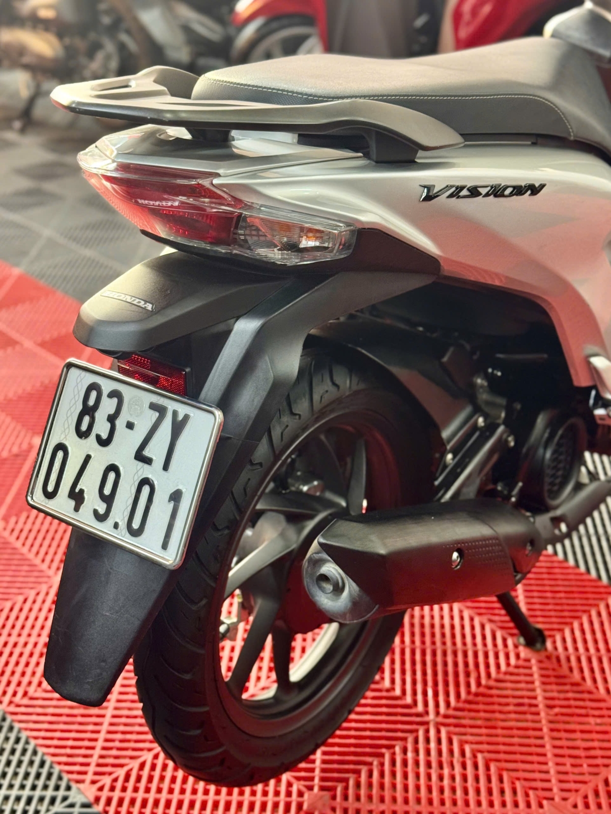 Vision 2024 Bạc Porche 83ZY-04901