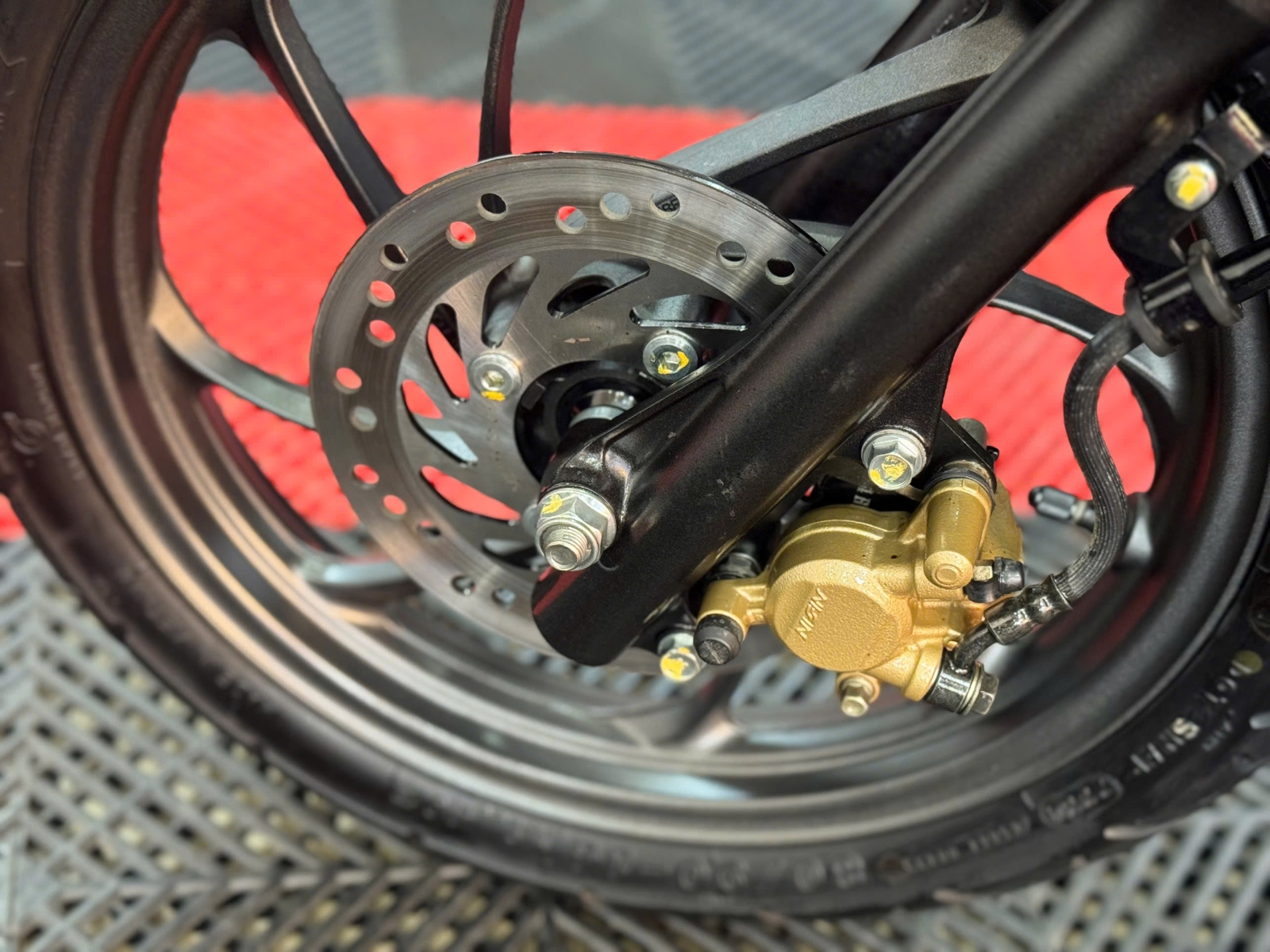 Vision 2024 Bạc Porche 83ZY-04901