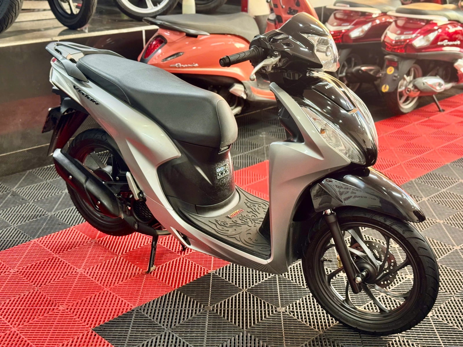 Vision 2024 Bạc Porche 83ZY-04901