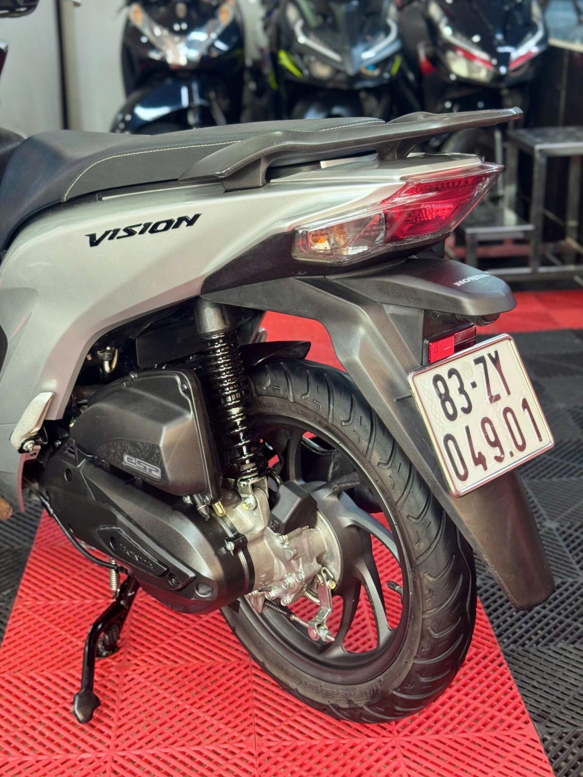 Vision 2024 Bạc Porche 83ZY-04901