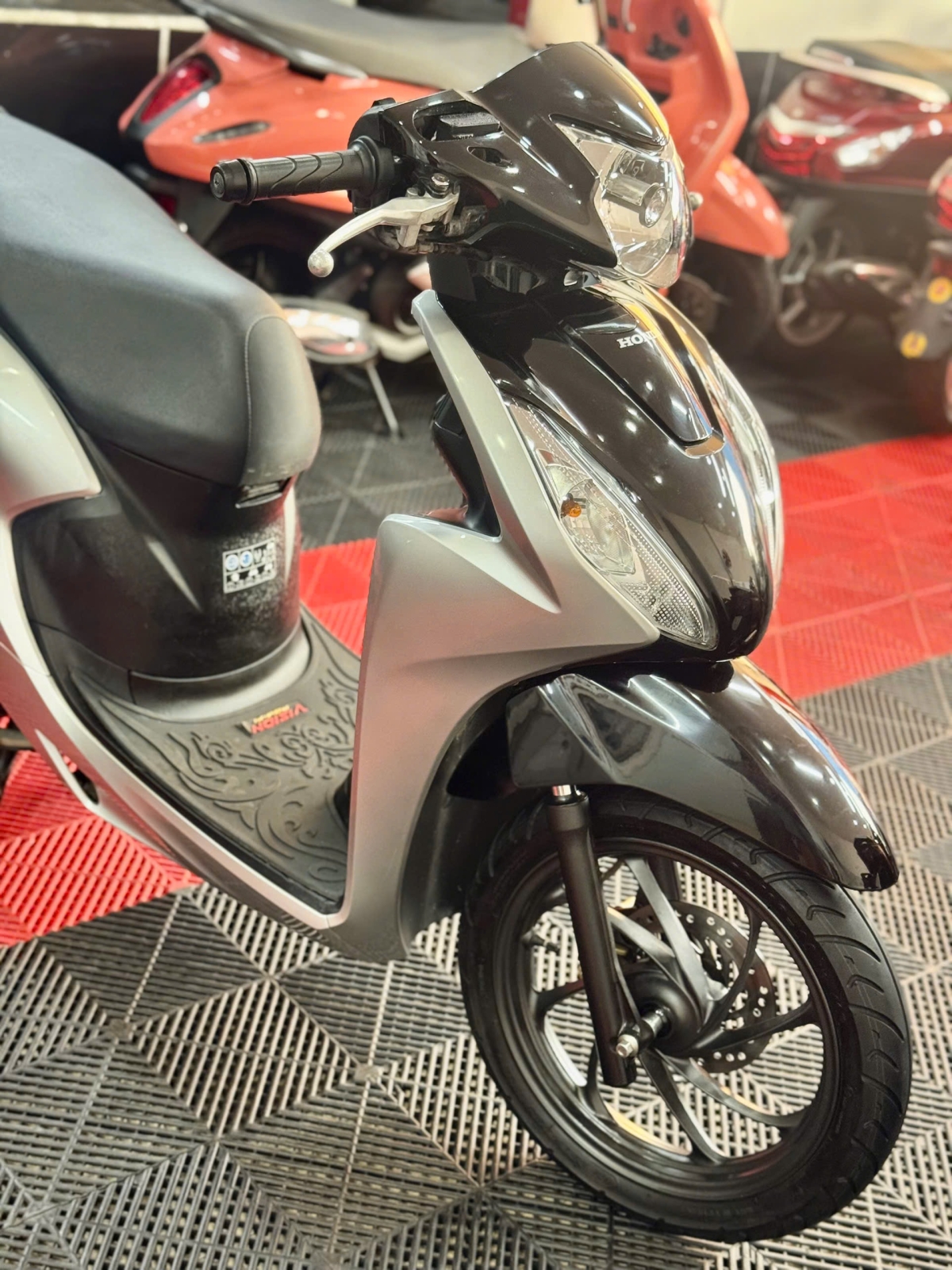 Vision 2024 Bạc Porche 83ZY-04901