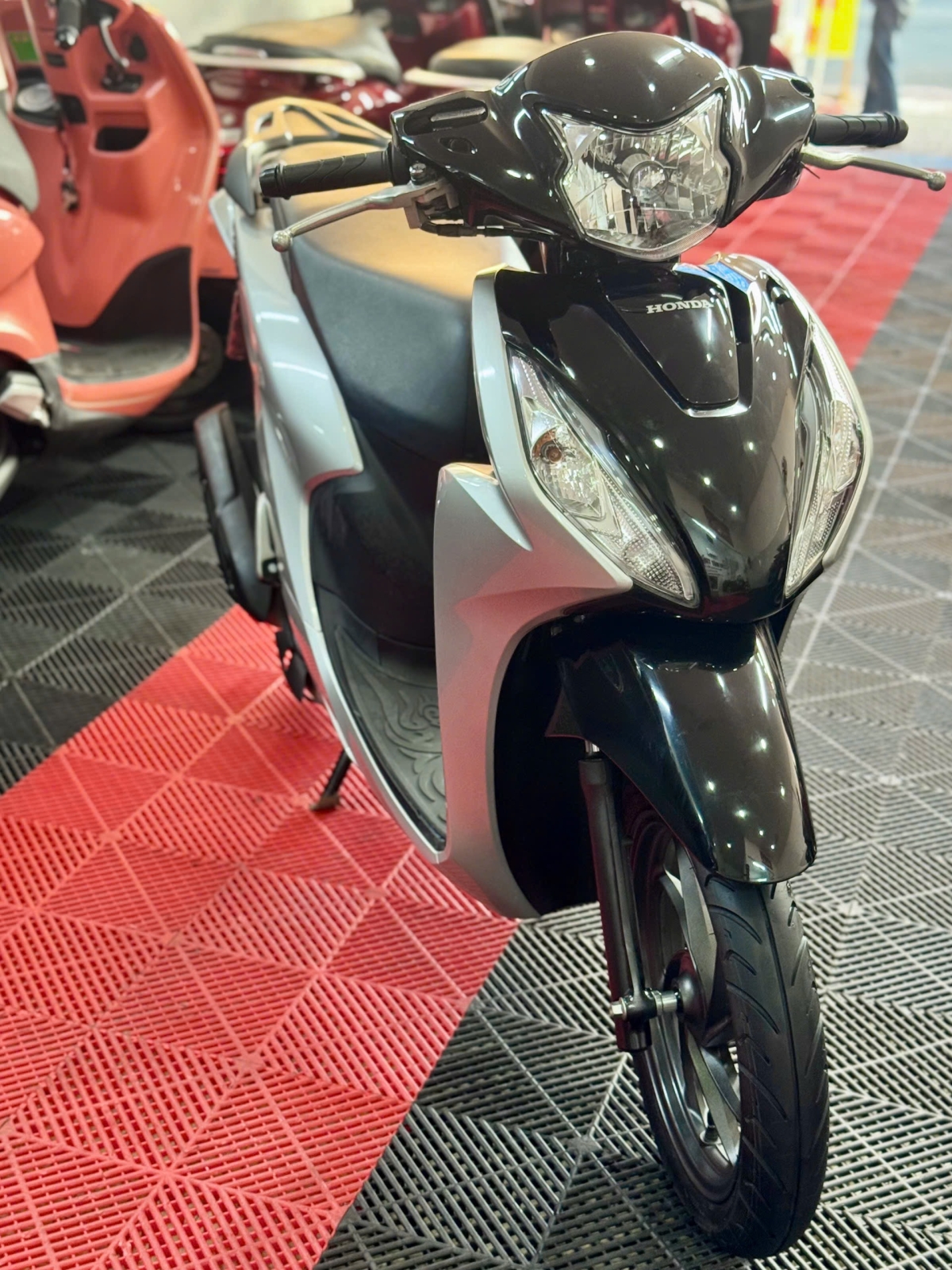 Vision 2024 Bạc Porche 83ZY-04901