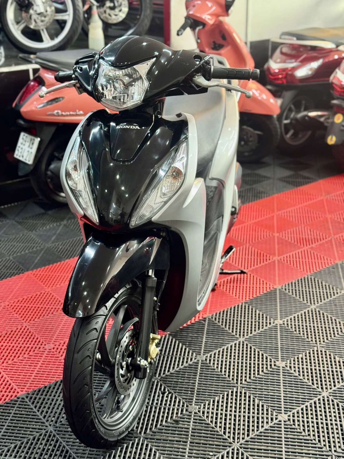 Vision 2024 Bạc Porche 83ZY-04901