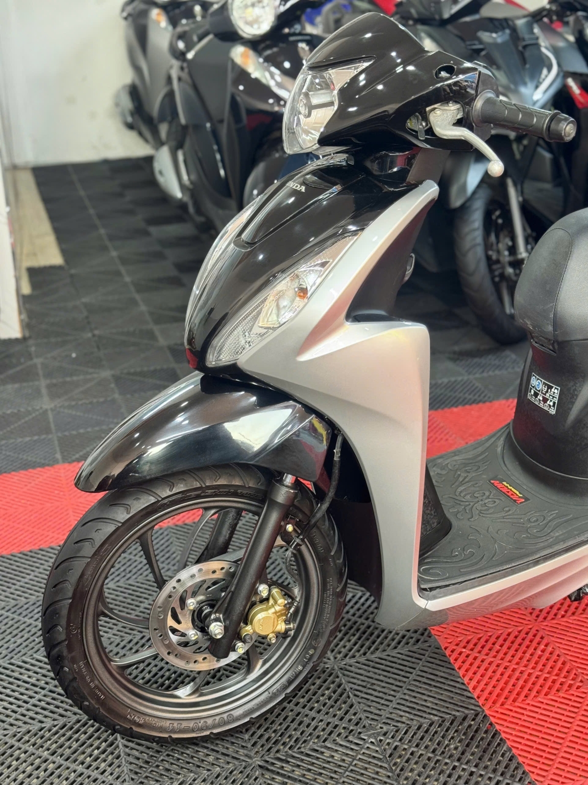 Vision 2024 Bạc Porche 83ZY-04901