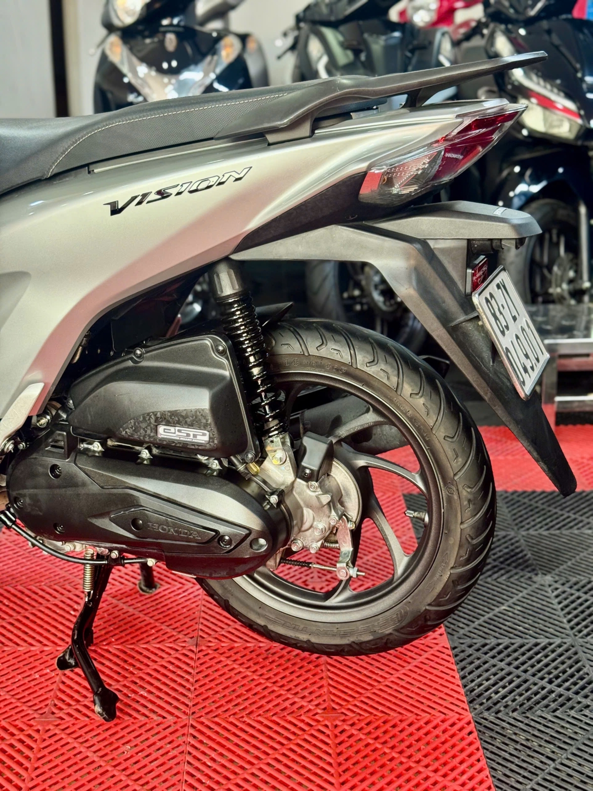 Vision 2024 Bạc Porche 83ZY-04901