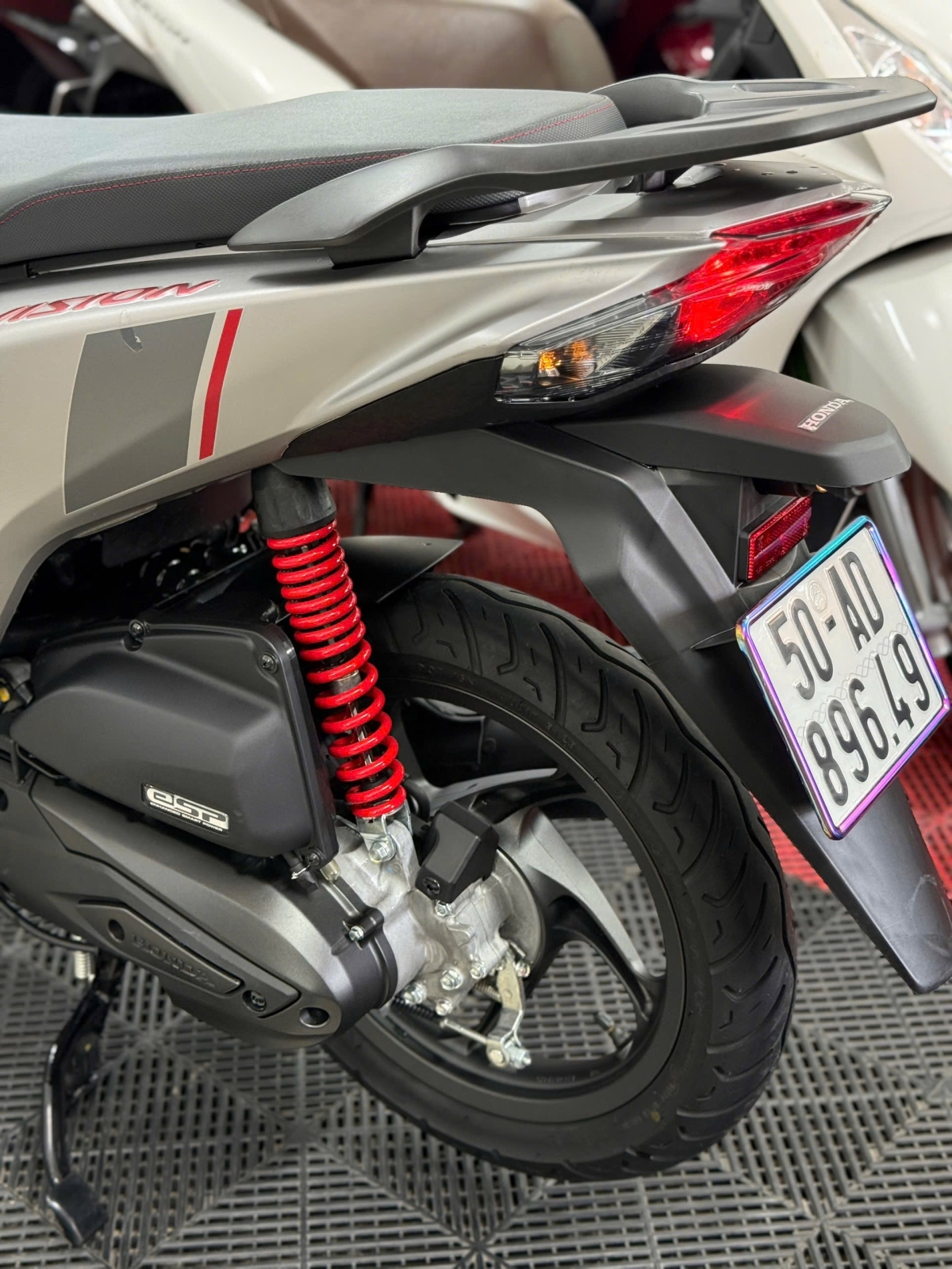 HONDA VISION 2026 BẠC NHÁM 2000KM 50AD-89649