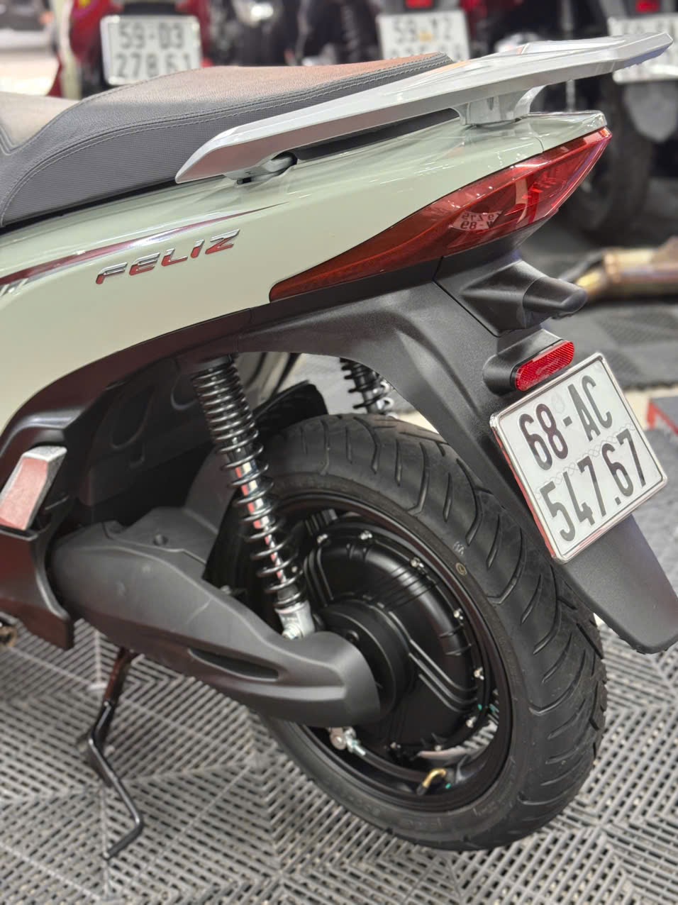 FELIZ 2025 2 Pin Mua 3000KM 68AC-54767 