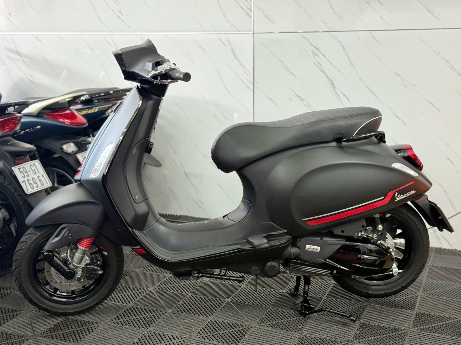 Vespa Sprint Notte 2022 61C2-21341