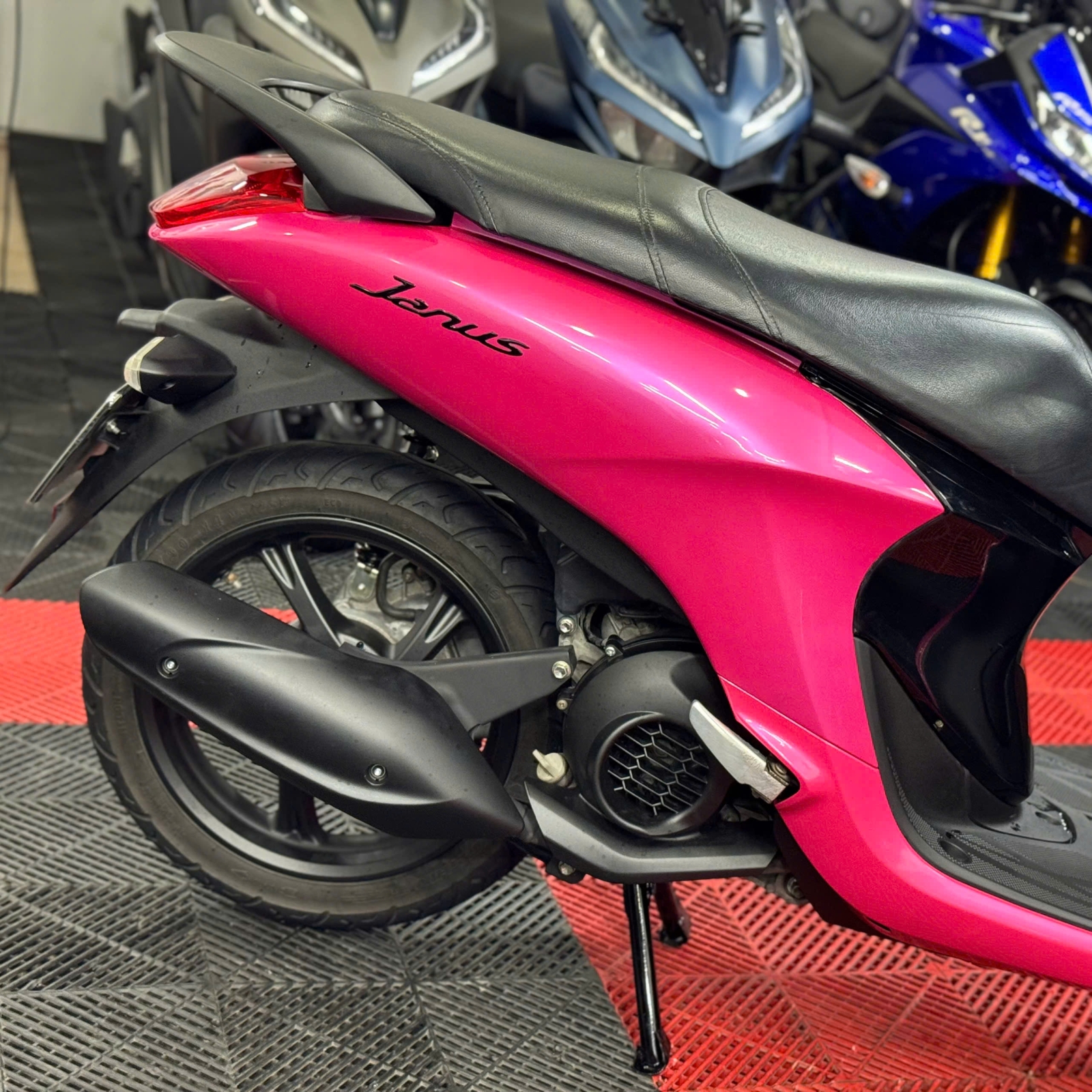 Yamaha Janus Hồng-Đen Candy 50Y1-29960