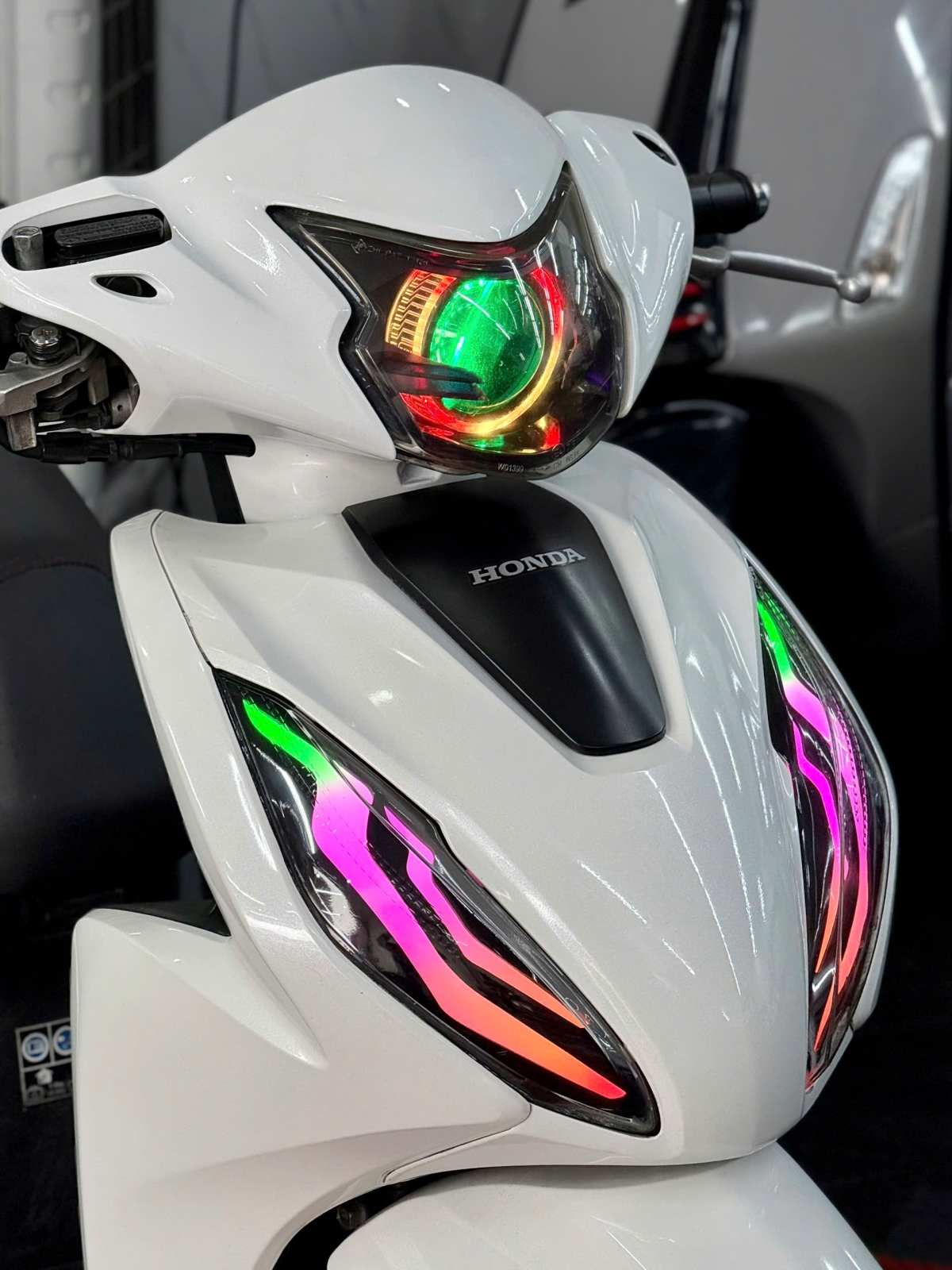 Honda Vision kiễng 67AD-11681