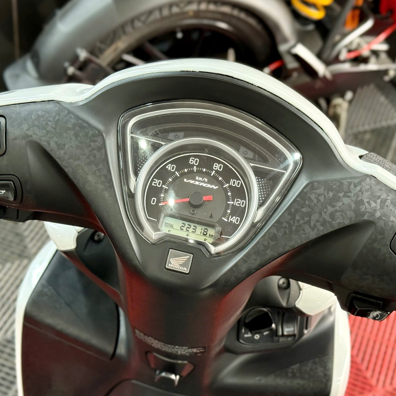 Honda Vision kiễng 67AD-11681