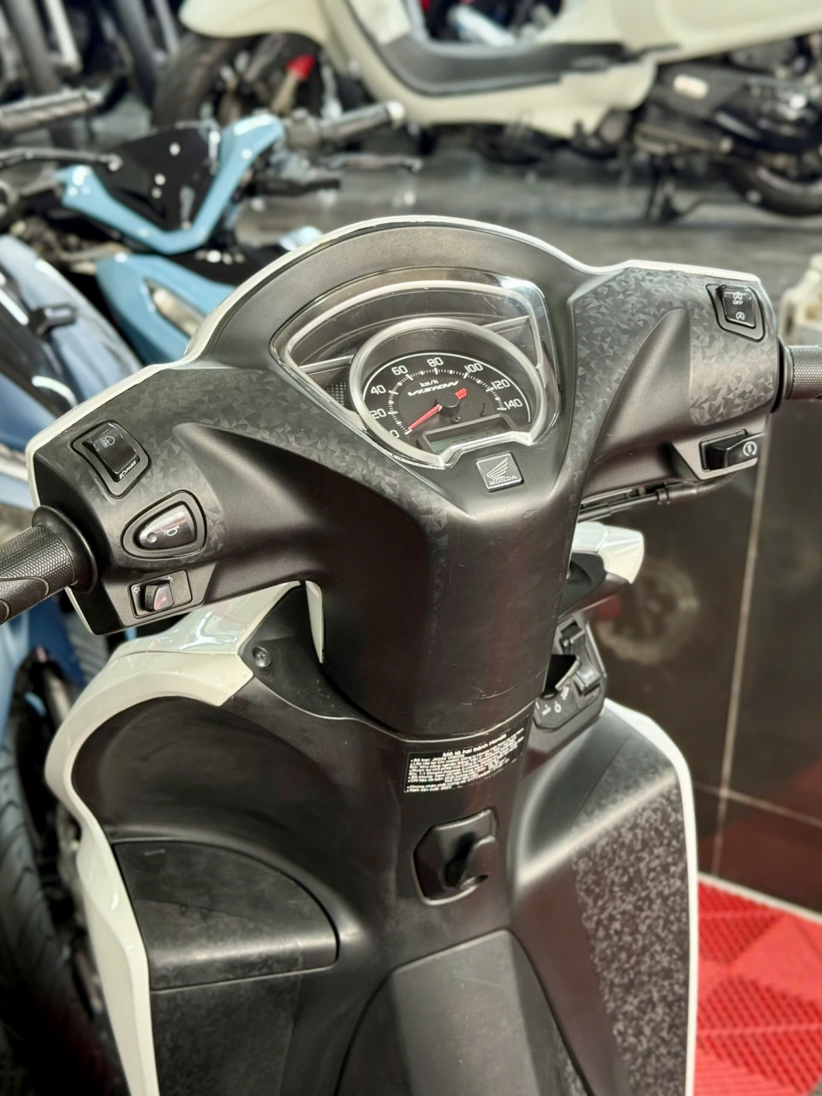 Honda Vision kiễng 67AD-11681